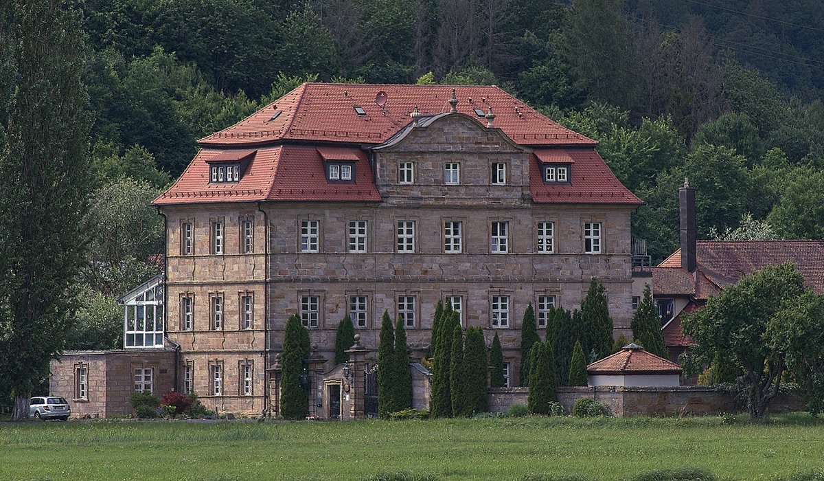 Choosing Period-Style Fabrics for a Manor Interior